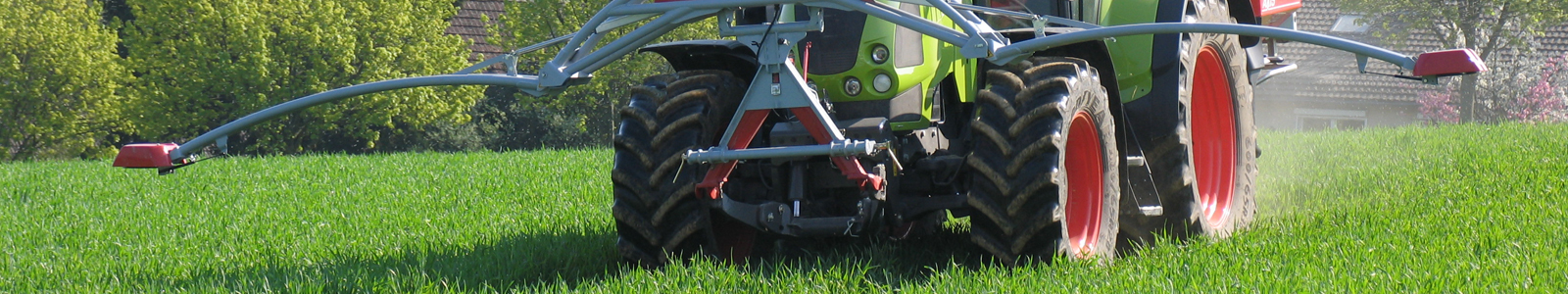 Traktor mit ausgefahrenen Sensoren ©DLR